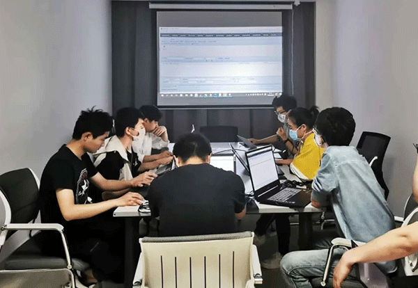 项目中心强化培训，打造高素质专业服务团队