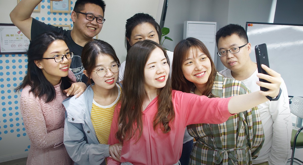 休憩之余团队小自拍，给繁忙工作添一点“美颜”乐趣